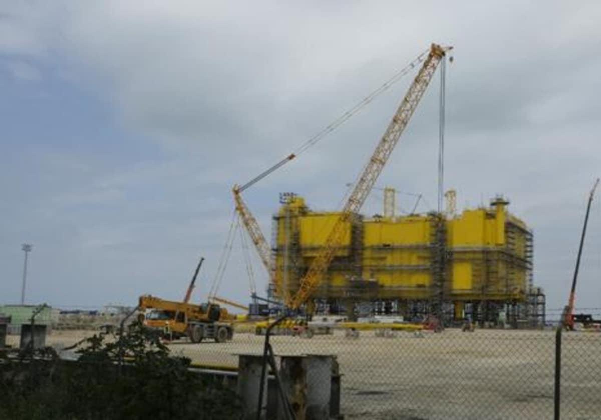 Construcción en la planta de Puerto Real de una de las plataformas eolico-marinas que también se ejecutarán en Campamento