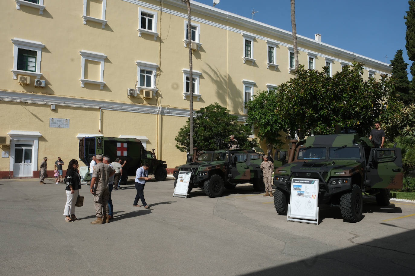 Fotos: San Fernando celebra el Día de las Fuerzas Armada con una exposición de material militar