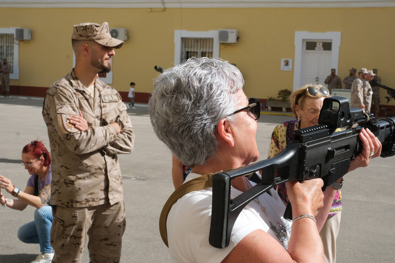 Fotos: San Fernando celebra el Día de las Fuerzas Armada con una exposición de material militar