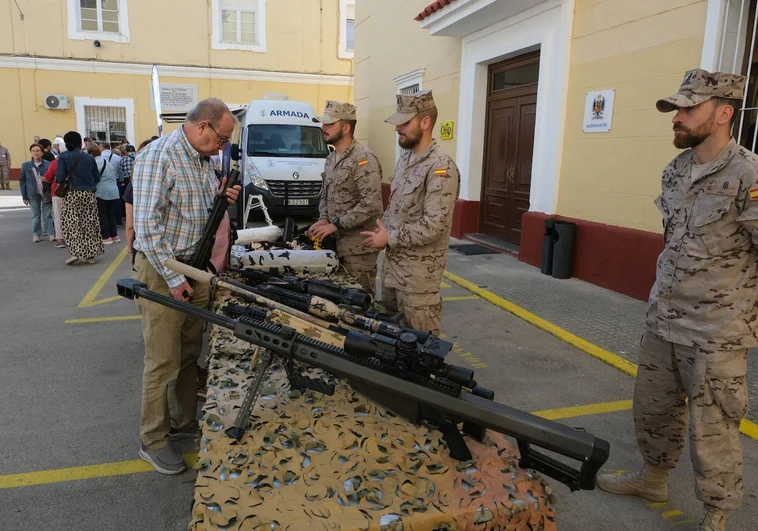 Fotos: San Fernando celebra el Día de las Fuerzas Armada con una exposición de material militar
