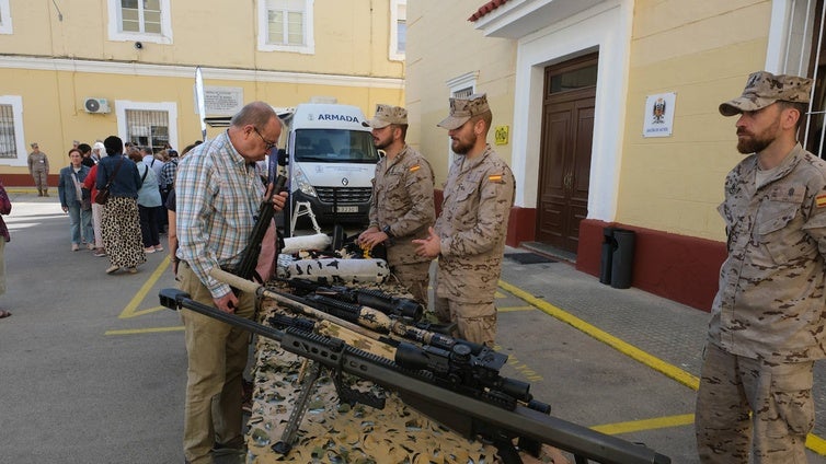 Fotos: San Fernando celebra el Día de las Fuerzas Armada con una exposición de material militar