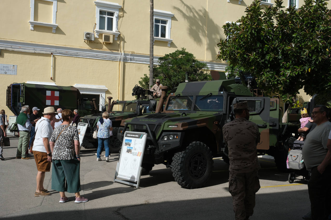 Fotos: San Fernando celebra el Día de las Fuerzas Armada con una exposición de material militar