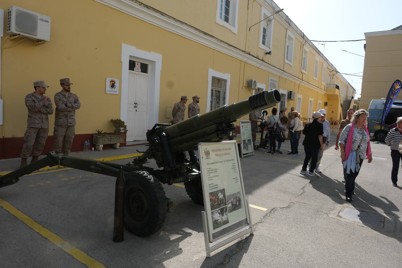 Fotos: San Fernando celebra el Día de las Fuerzas Armada con una exposición de material militar
