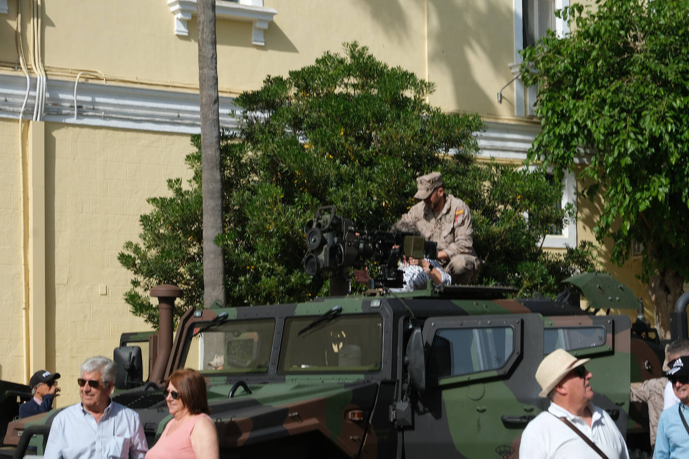 Fotos: San Fernando celebra el Día de las Fuerzas Armada con una exposición de material militar
