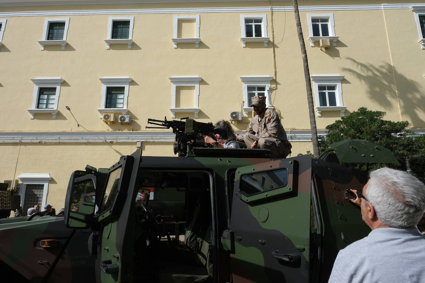 Fotos: San Fernando celebra el Día de las Fuerzas Armada con una exposición de material militar
