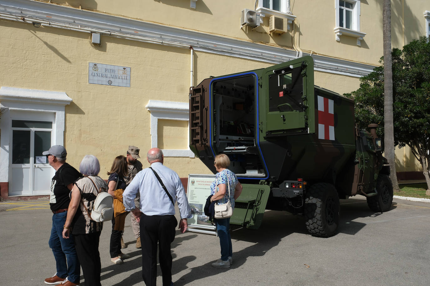 Fotos: San Fernando celebra el Día de las Fuerzas Armada con una exposición de material militar