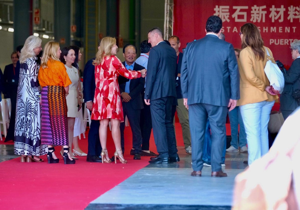 La consejera Carolina España saludando al presidente y a la dirección de la compañía