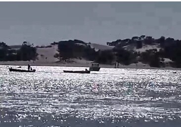 Vídeos: Cuatro embarcaciones le pasan gasolina a una narcolancha frente a la playa en San Fernando