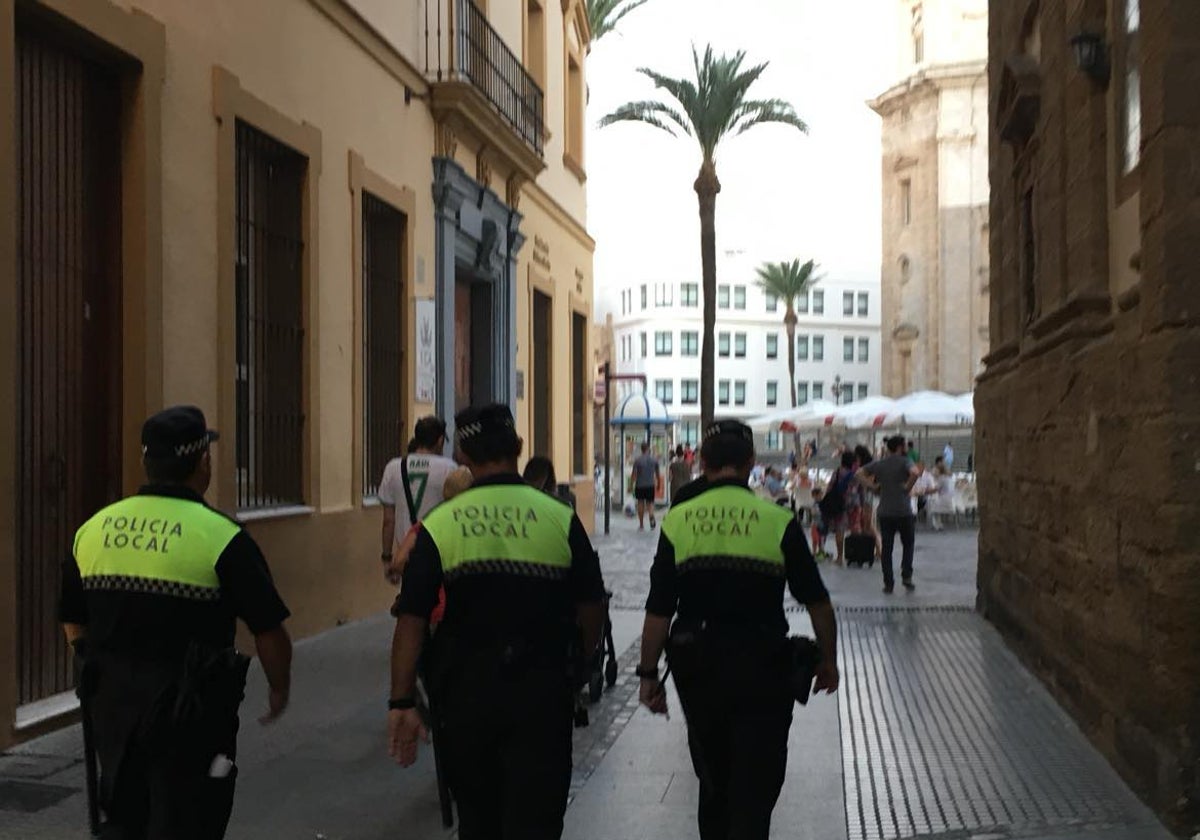 Agentes de la Policía Local de Cádiz patrullando por el centro de la ciudad