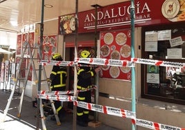 Urbanismo insta al propietario de un bar del centro de Cádiz a reparar la marquesina por motivos de seguridad