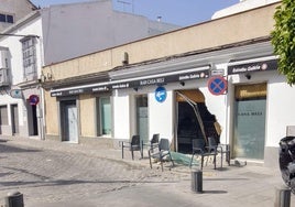 Un conductor se empotra contra la fachada de un bar en Sanlúcar