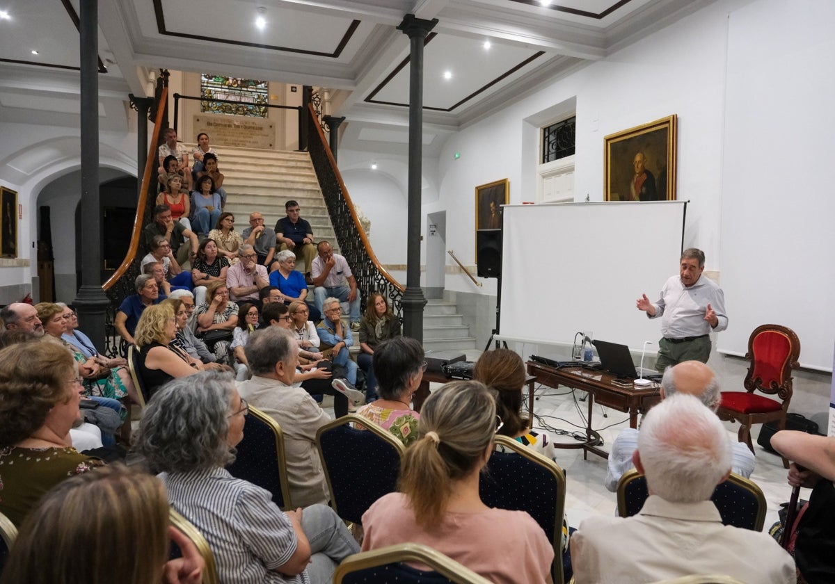 Pedro Macías en un momento de su conferencia