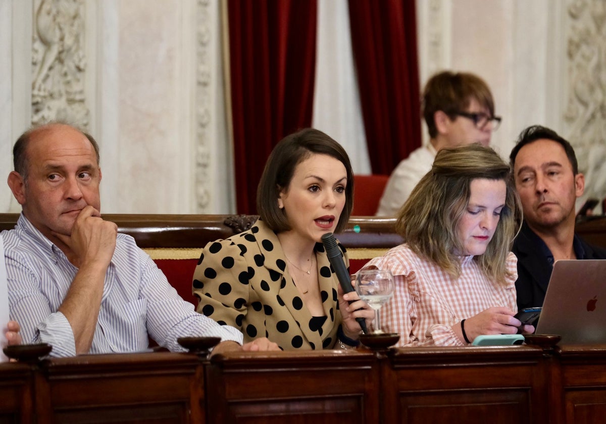 La teniente de alcalde delegada de Turismo, Beatriz Gandullo, interviniendo en el Pleno este jueves.