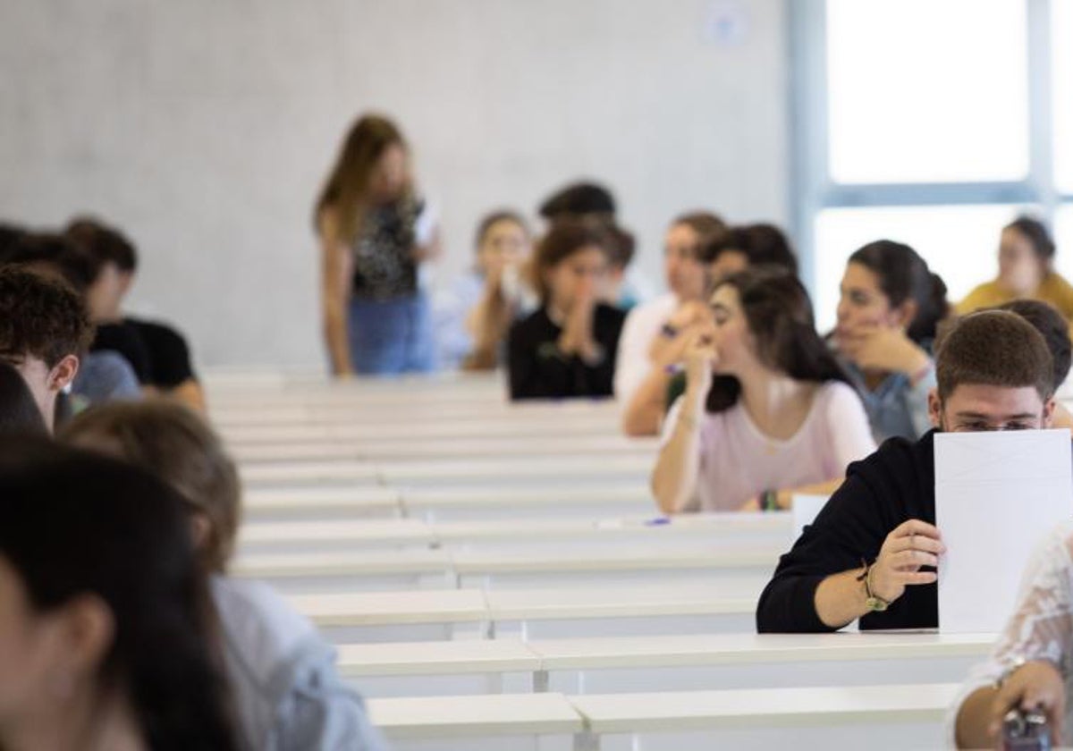 Más de 7.500 alumnos se examinarán de la EBAU en Cádiz