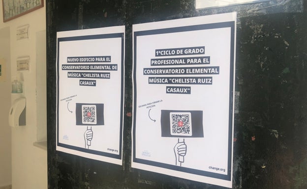 Recogida de firmas en la entrada del Colegio Almirante Laulhé