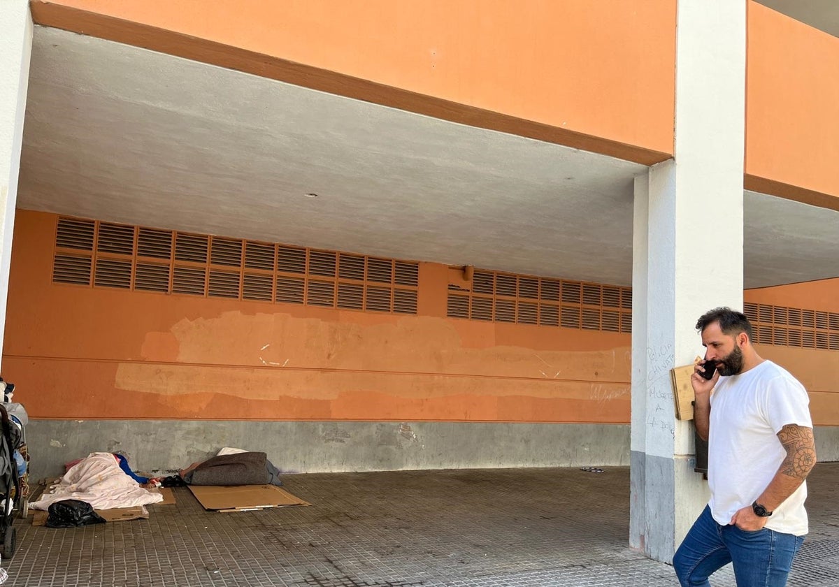 Un vecino de Doctores Meléndez, llamando a la policía para informar de la muerte de un hombre en los bajos de Capuchinos