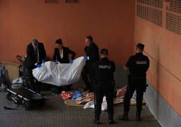 Muere una persona sin hogar en la escalera de Capuchinos de La Viña en Cádiz