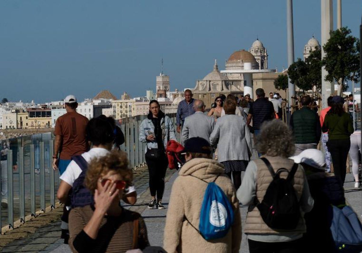 Cádiz, la segunda ciudad de Andalucía con peor saldo migratorio