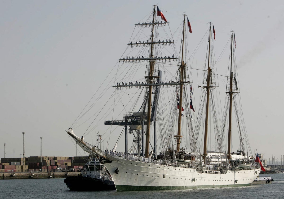 El buque escuela 'Esmeralda' en una visita anterior a Cádiz