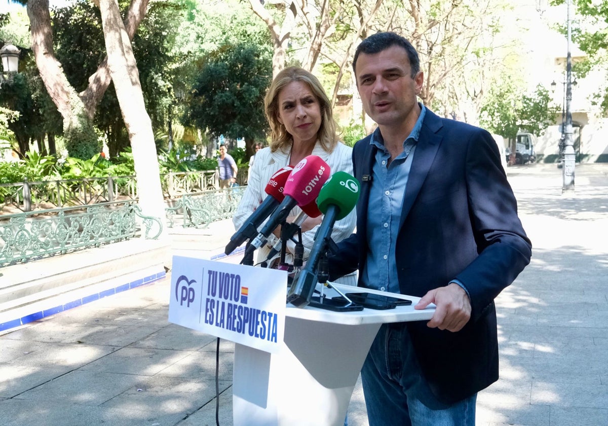 El presidente provincial del PP, Bruno García, y la secretaria general, Almudena Martínez, pidiendo el voto para las elecciones europeas este martes en la plaza Mina.