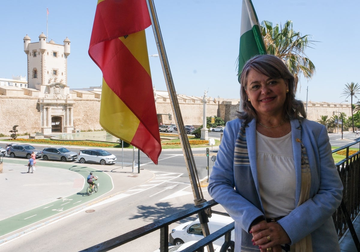 Blanca Flores, subdelegada del Gobierno en Cádiz, en el balcón de su despacho.