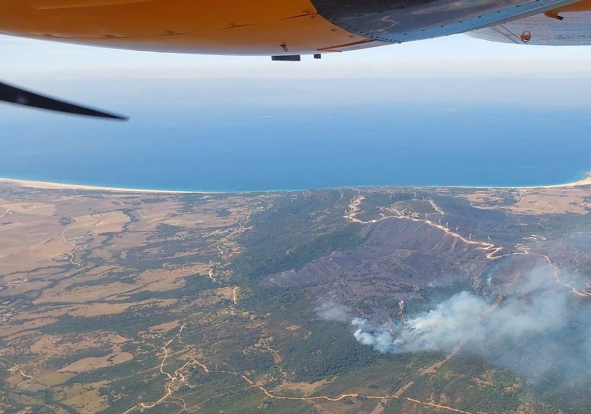 El incendio de Tarifa evoluciona favorablemente con zonas calientes que pueden reavivarse con el viento.