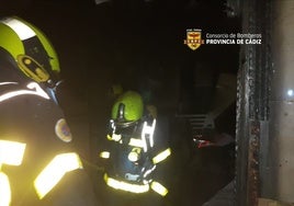Incendio en la caseta anexa a la antigua estación de ferrocarril de Cádiz ocupada por personas sin hogar