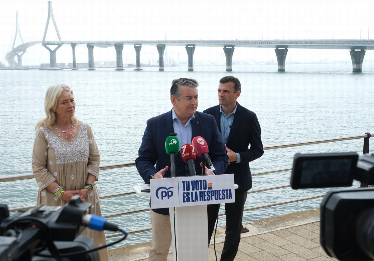 Los populares han cerrado la campaña en Cádiz en el Paseo Marítimo de la barriada de Astilleros