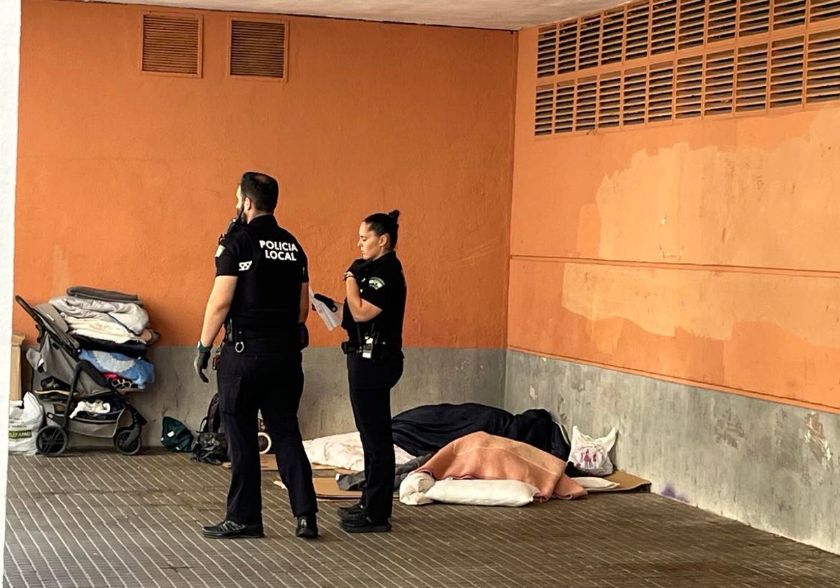 Dos policías locales custodian el cuerpo sin vida de Antonio en la zona de Capuchinos