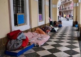 Personas sin hogar desalojadas de Capuchinos acampan a las puertas del Ayuntamiento de Cádiz