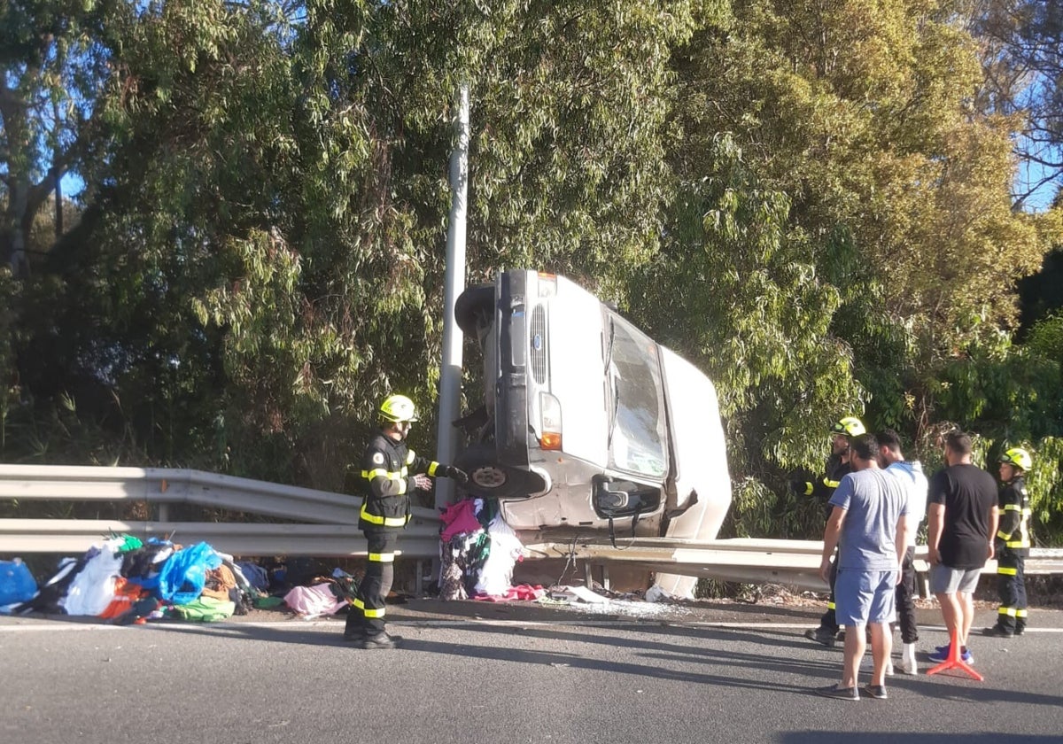 Accidente entre un coche y una furgoneta en la A-7 a la altura de Los Barrios