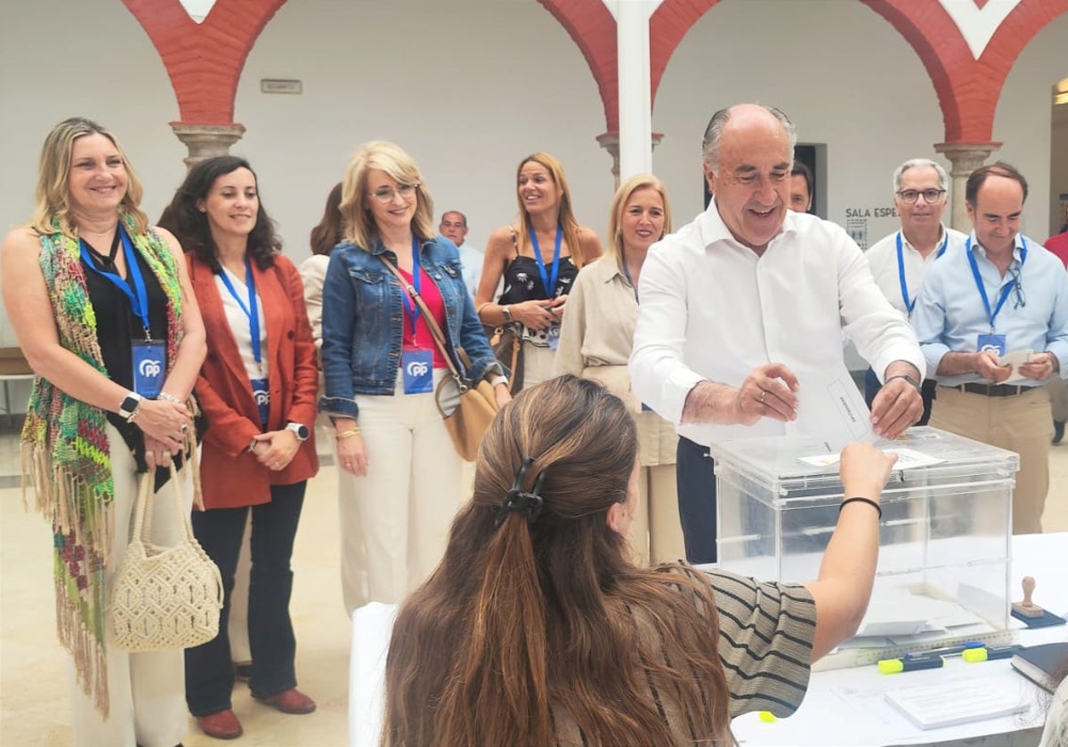 Landaluce, depositando su voto en la urna