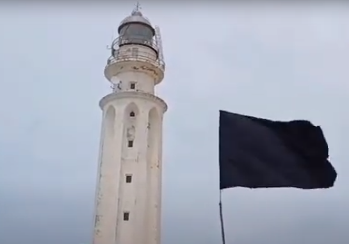 Bandera Negra al pie del Faro de Trafalgar