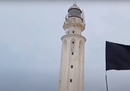 Bandera Negra al pie del Faro de Trafalgar