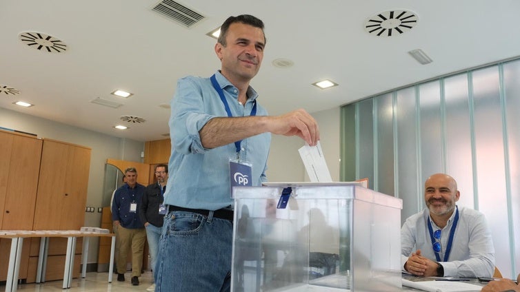 Bruno García, de los más madrugadores a la hora de votar: «Hoy es un día importante»