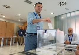 Bruno García, de los más madrugadores a la hora de votar: «Hoy es un día importante»