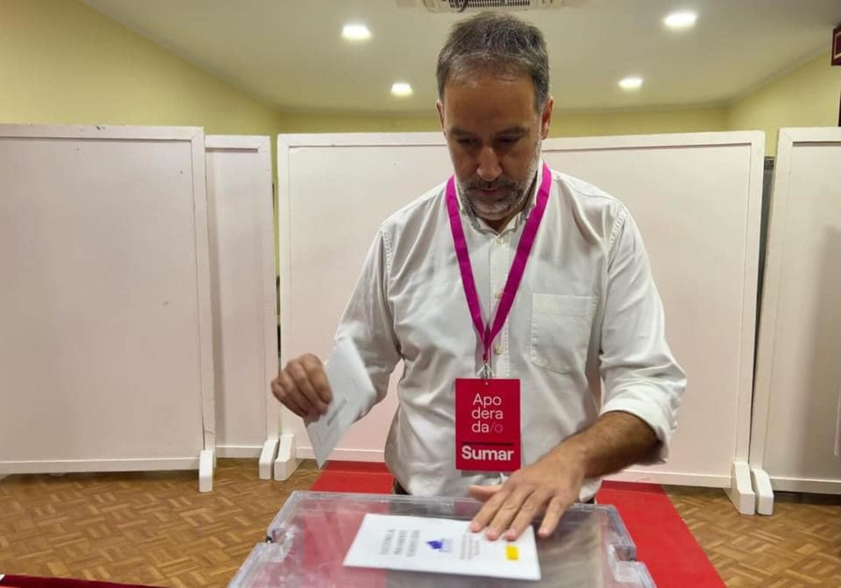 Ramón Galán, de Izquierda Unida, votando en las europeas.