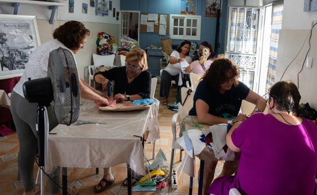 Vecinas trabajan en el taller de croché