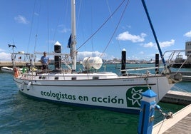 El velero Diosa Maat de Ecologistas en Acción lleva sus protestas a aguas de Cádiz