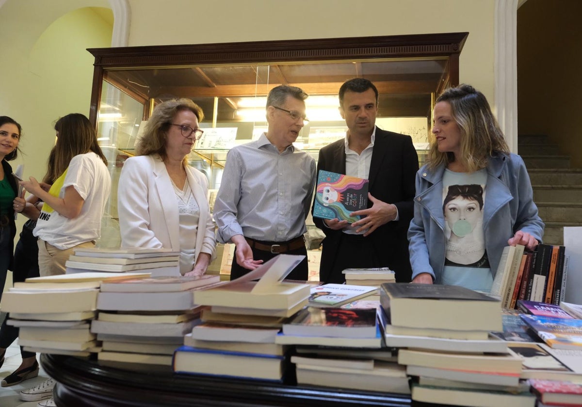 Momento de la entrega de los libros