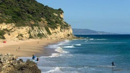 La playa de Cádiz que se encuentra rodeada de acantilados y a la que sólo se puede acceder por un sendero