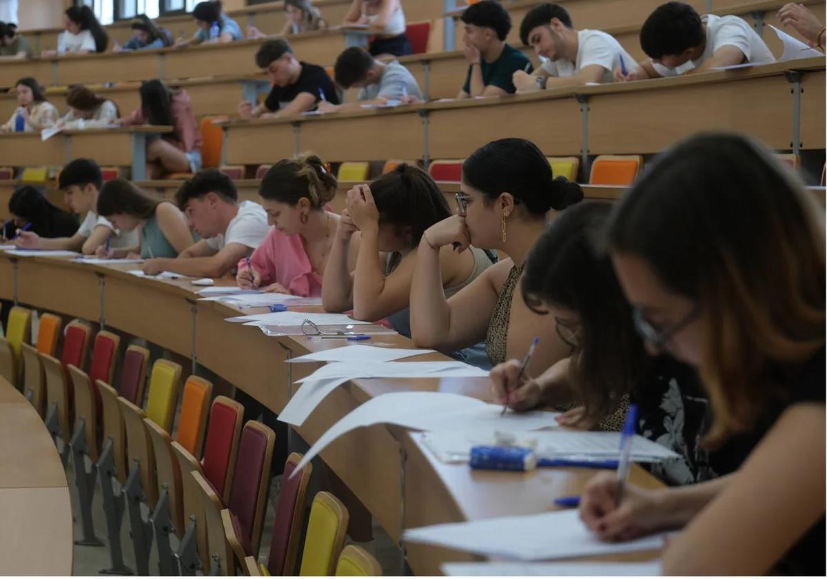 Un grupo de alumnos realizan las pruebas de Selectividad en Cádiz