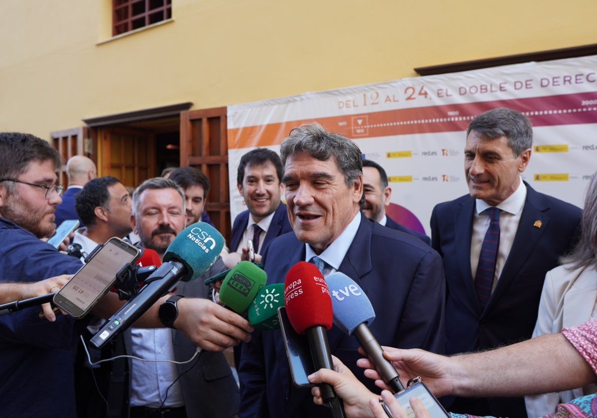 José Luis Escrivá atiende a los medios antes de comenzar la Jornada de Debate sobre los Derechos Digitales