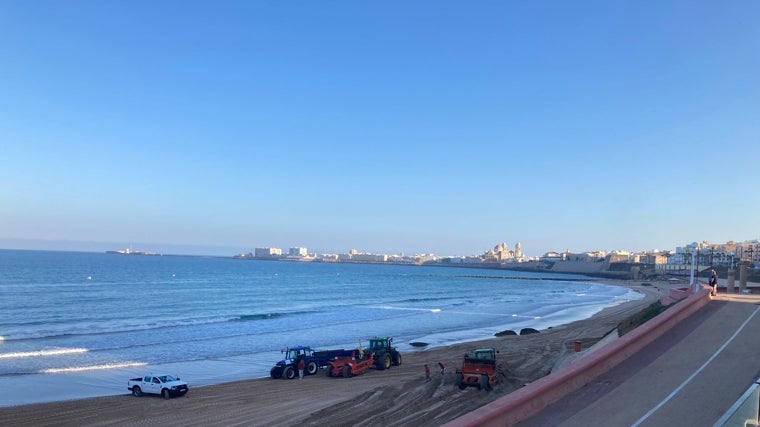 Las máquinas trabajando en la mañana de este jueves en la playa de Santa María del Mar.