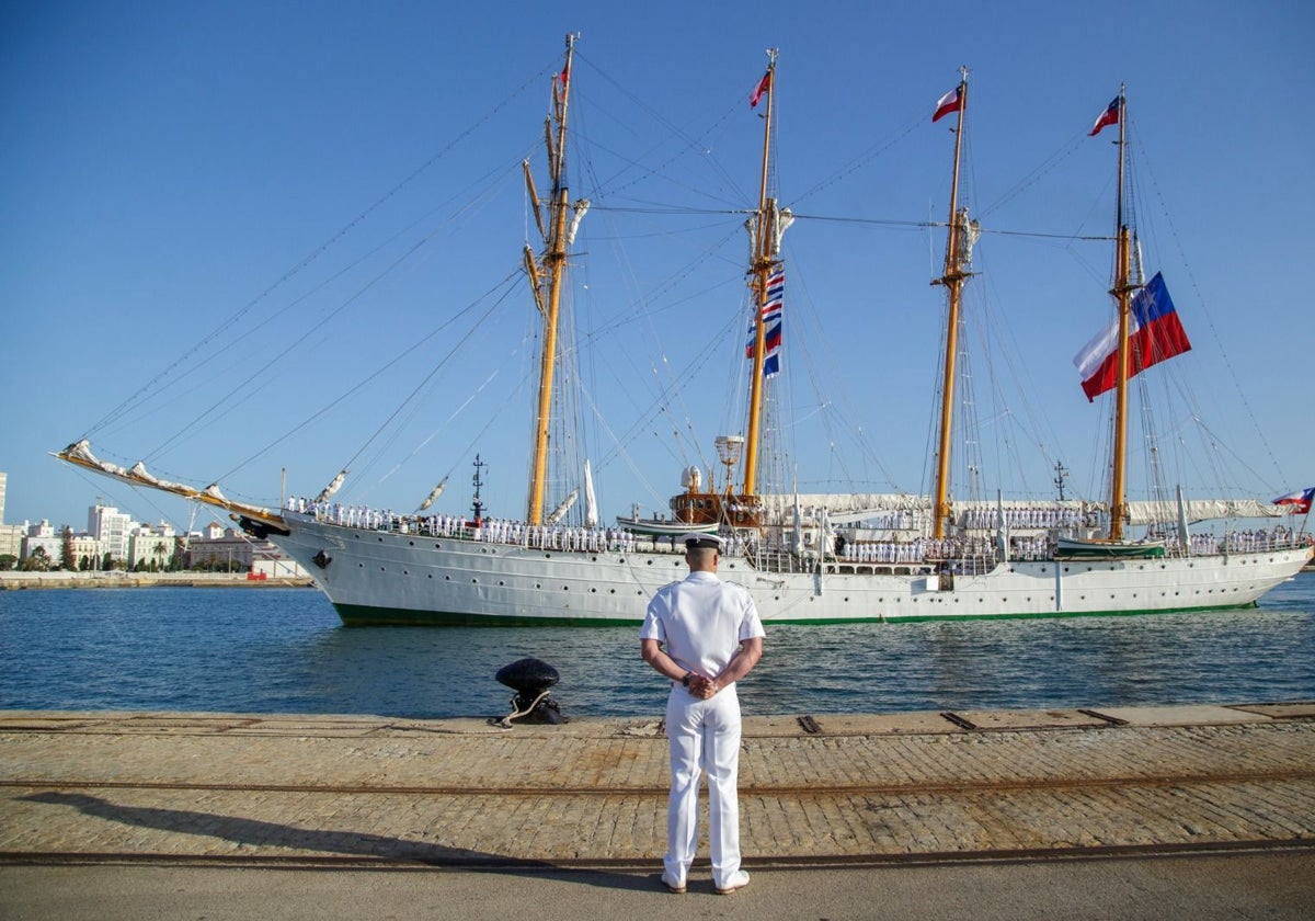 ¿Sabes cuál es este grandioso velero que acaba de llegar al Puerto de Cádiz? Puedes visitarlo gratis