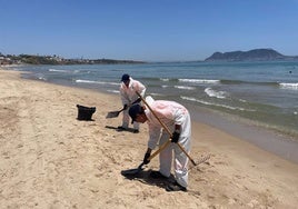 Retirados 300 kilos de fuel de la playa de Getares de Algeciras