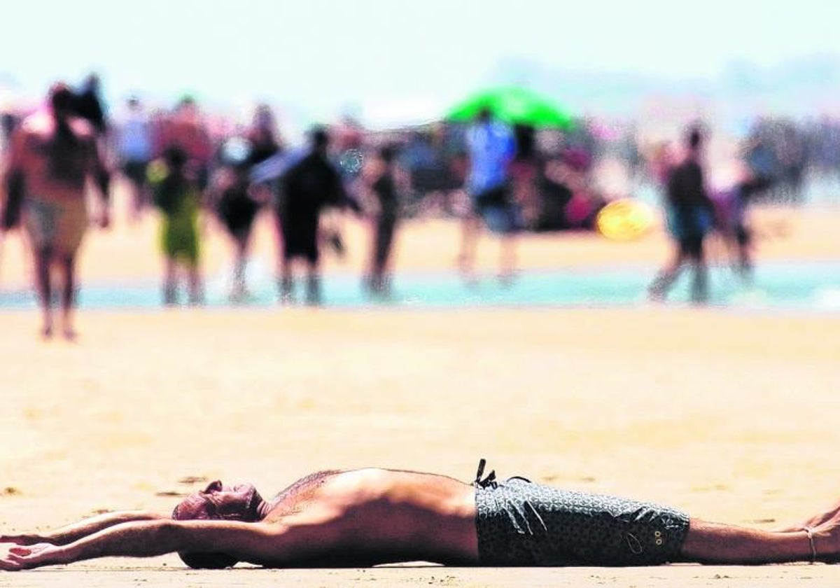 Un hombre hace ejercicios en la playa Victoria, en una imagen de archivo.