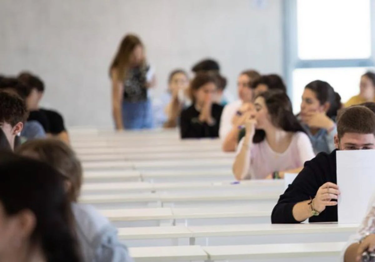 Foto de archivo de unos alumnos examinándose.