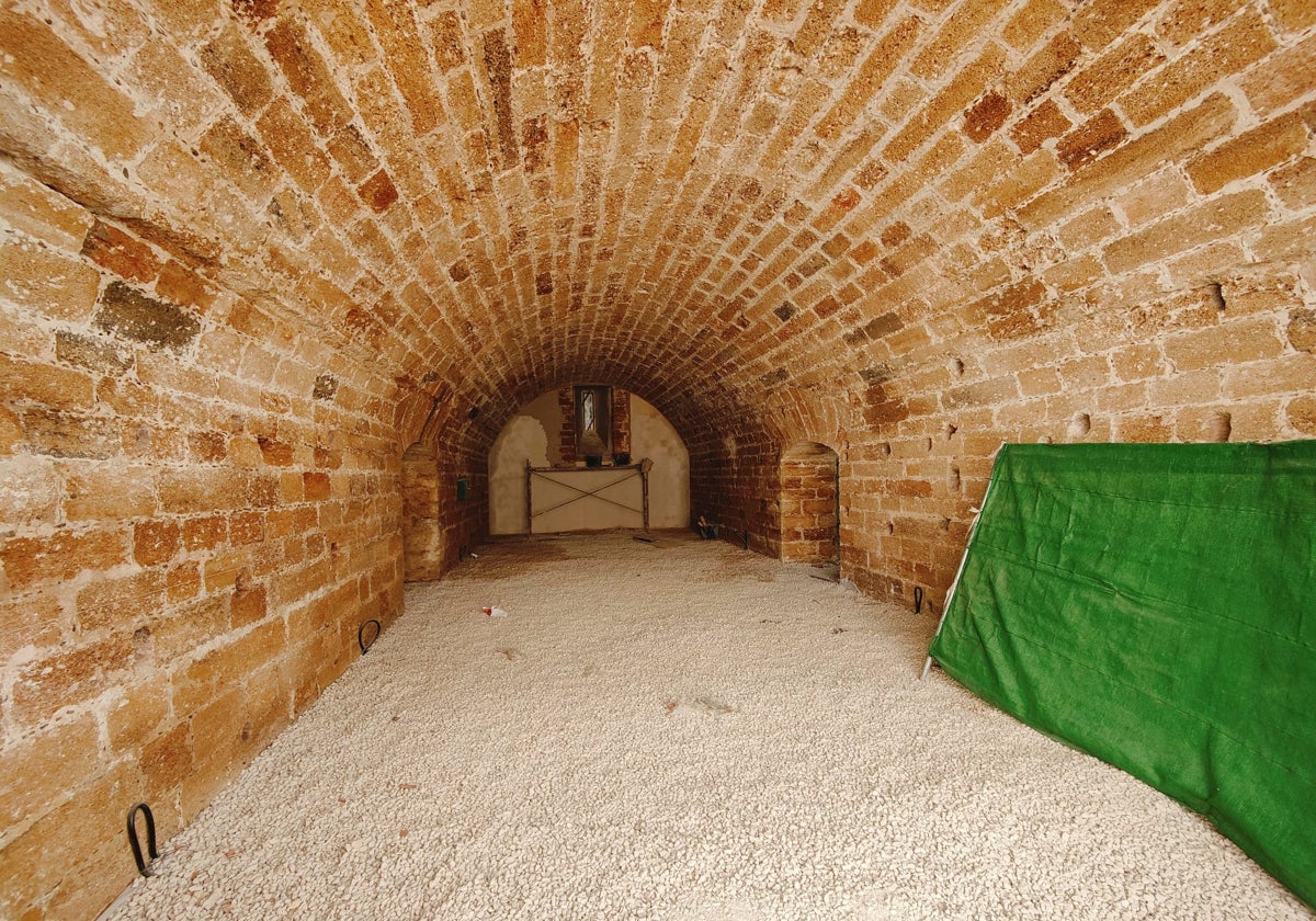 Interior de una de las dos bóvedas de las murallas de San Carlos que albergarán la sede de la Asociación Gaditana de Belenistas.