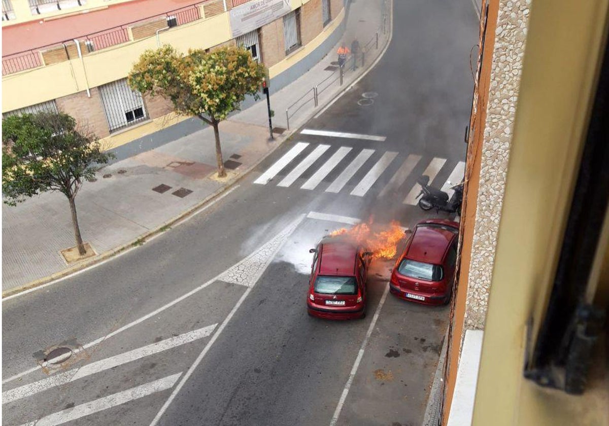 Un coche sale ardiendo en Cádiz, altura del colegio Amor de Dios.